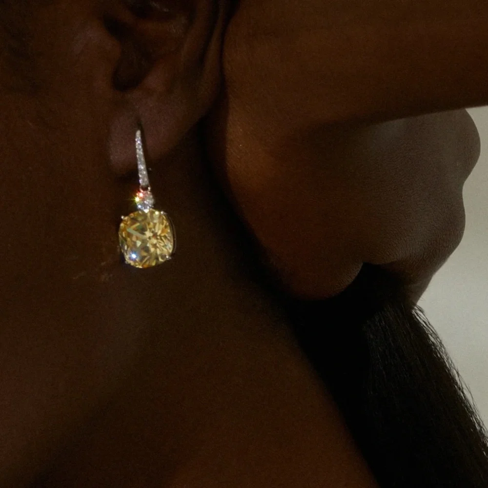 Absolutely gorgeous like a yellow diamond looking white gold plated /crystals
